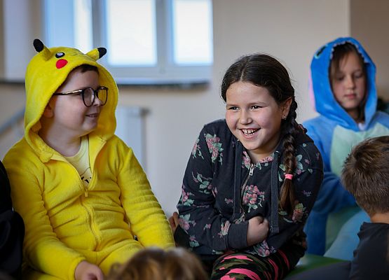 uczniowie w bajkowych przebraniach