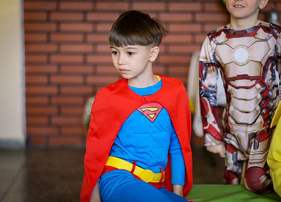 uczniowie w bajkowych przebraniach