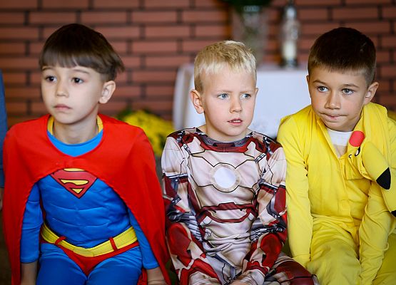 uczniowie w bajkowych przebraniach