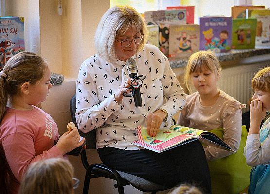 pani wicedyrektor czyta dzieciom bajkę