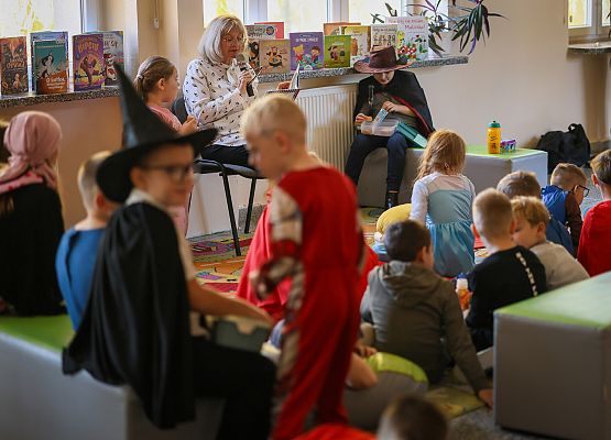 uczniowie w bajkowych przebraniach