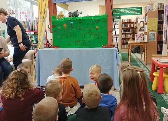dzieci w bibliotece oglądają teatrzyk