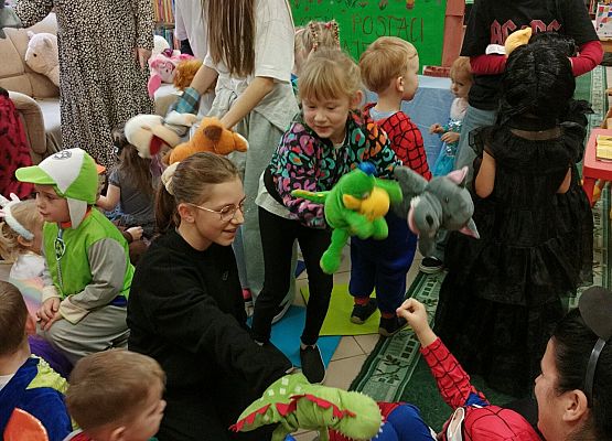 dzieci w bibliotece oglądają teatrzyk