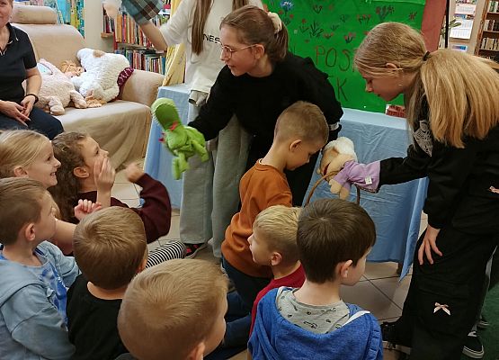 dzieci w bibliotece oglądają teatrzyk