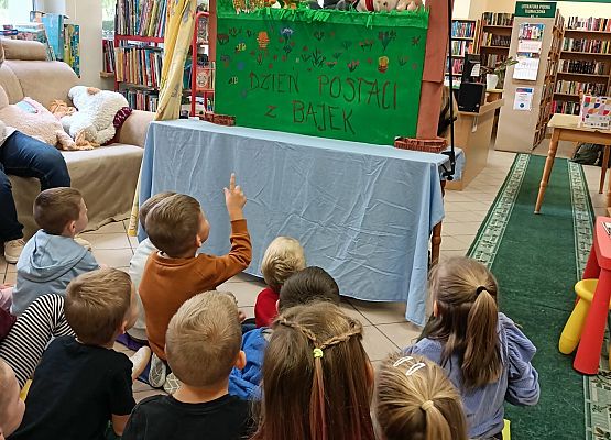 dzieci w bibliotece oglądają teatrzyk