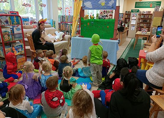 dzieci w bibliotece oglądają teatrzyk