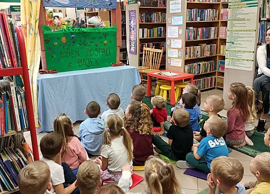 dzieci w bibliotece oglądają teatrzyk