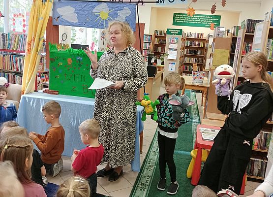 dzieci w bibliotece oglądają teatrzyk