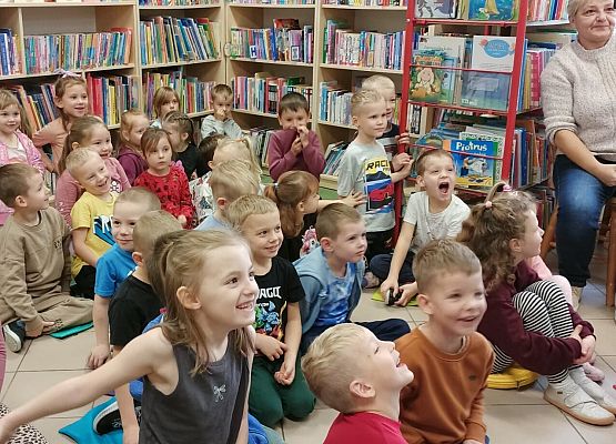 dzieci w bibliotece oglądają teatrzyk