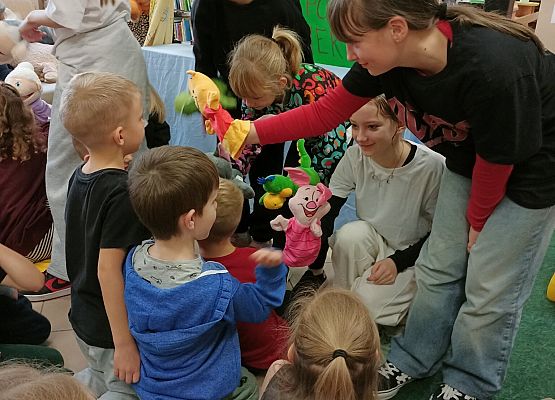 dzieci w bibliotece oglądają teatrzyk