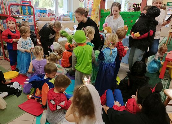 dzieci w bibliotece oglądają teatrzyk