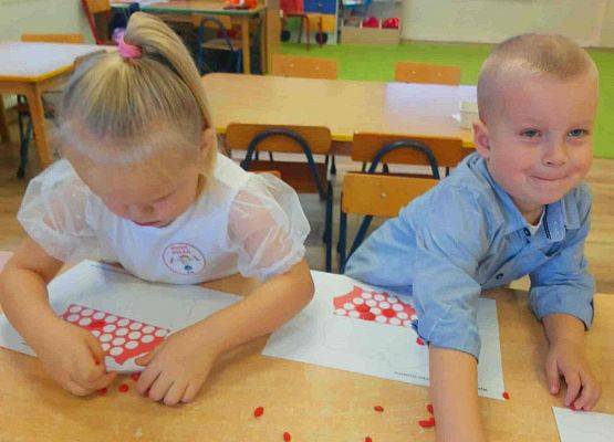 Dzieci wyklejają plasteliną