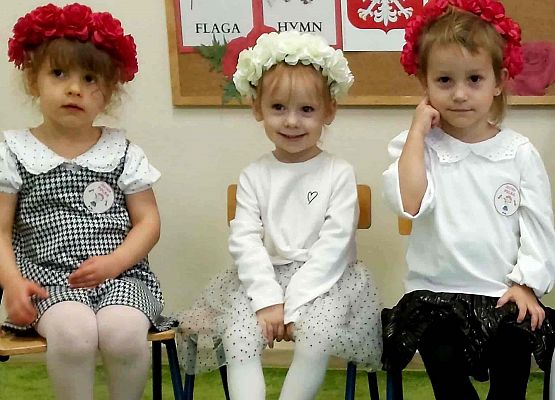 Dziewczynki w biało - czerwonych opaskach na głowie