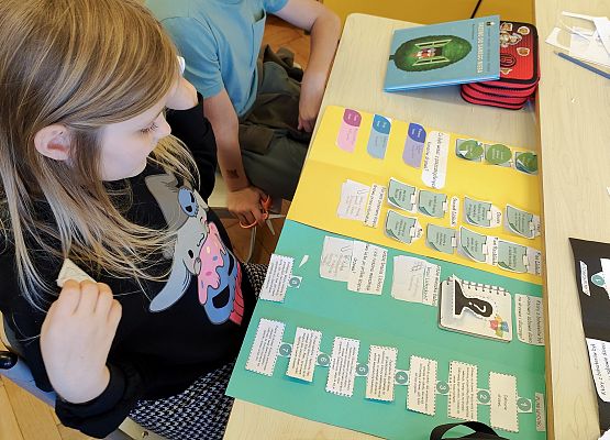 uczniowie wykonują pracę