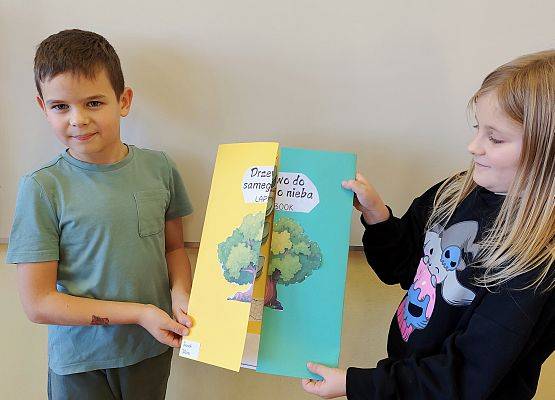 uczniowie prezentują pracę