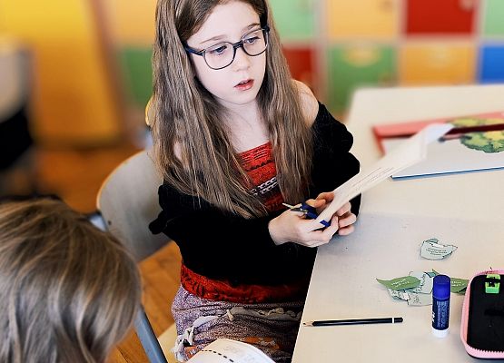 uczennice wykonują pracę