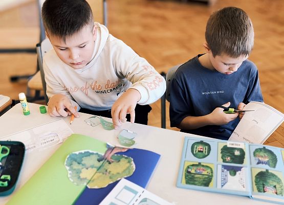 uczniowie wykonują pracę