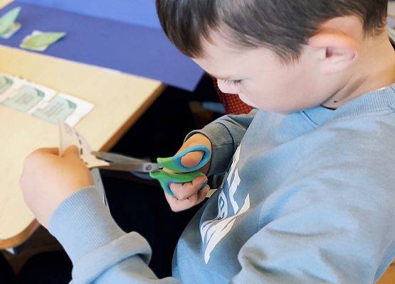 uczeń wykonuje pracę