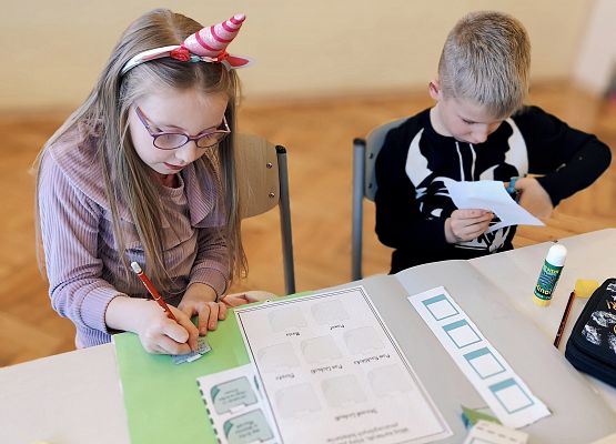 uczniowie wykonują pracę