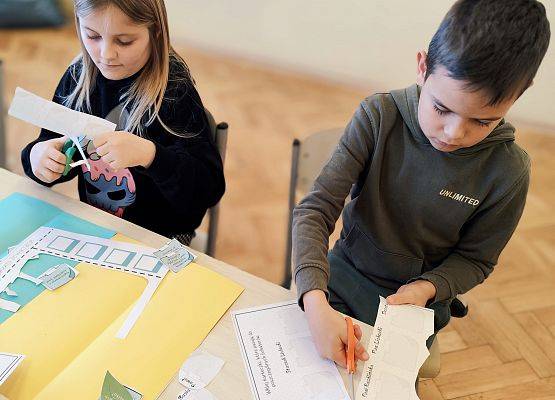 uczniowie wykonują pracę