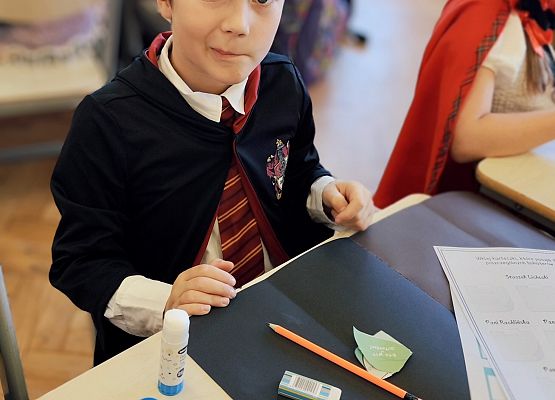 uczeń wykonuje pracę