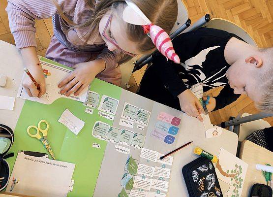 uczniowie wykonują pracę