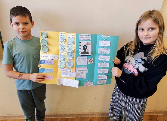 uczniowie prezentują pracę