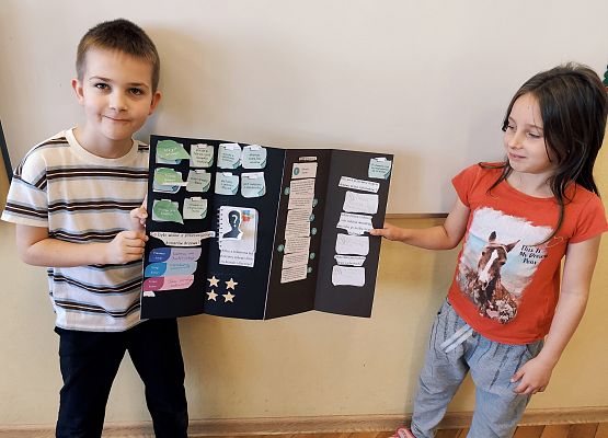 uczniowie prezentują pracę