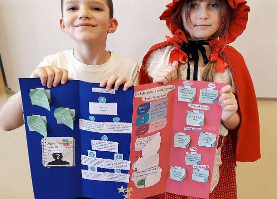 uczniowie prezentują pracę