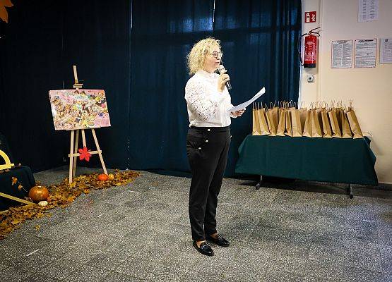 nauczycielka rozpoczyna uroczystość