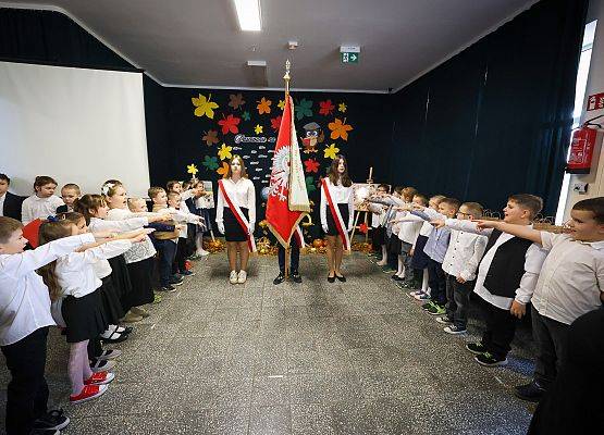 uczniowie składają ślubowanie