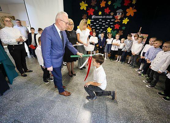 dyrektor pasuje ucznia