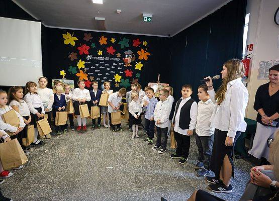 koleżanka z samorządu składa życzenia uczniom