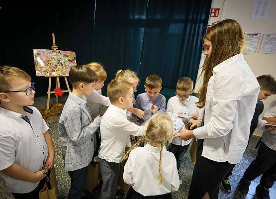 koleżanka z samorządu rozdaje upominki uczniom