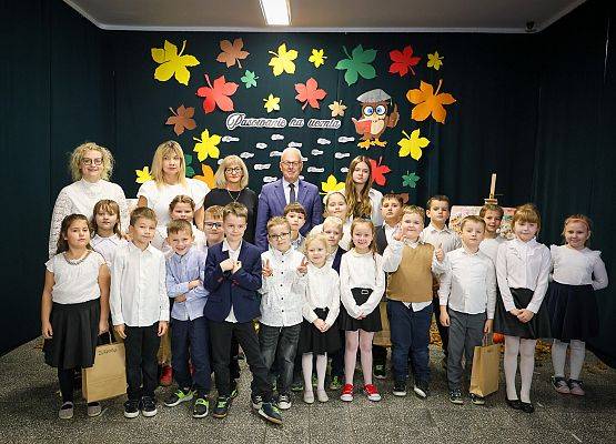 pierwszoklasiści z nauczycielami