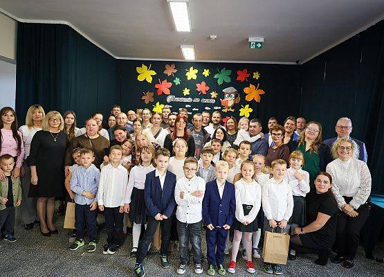 uczniowie z rodzicami i nauczycielami