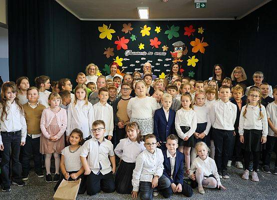 pierwszoklasiści z kolegami i koleżankami z klas drugich i trzeciech