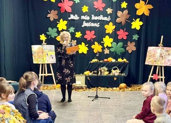 nauczycielka omawia program konkursu