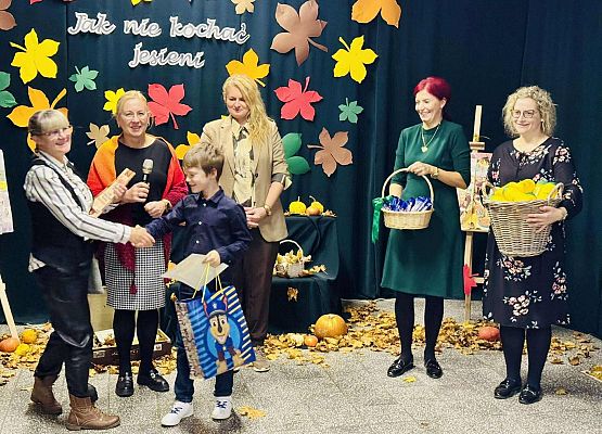 komisja rozdaje dyplomy i wyniki