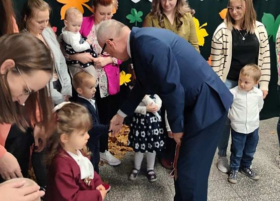 Dyrektor pasuje na przedszkolaka