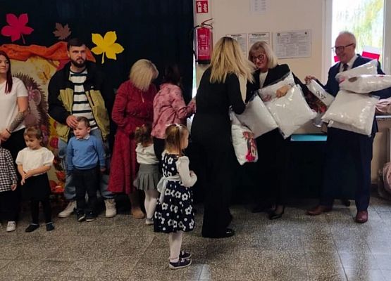 dziecko odbiera upominek