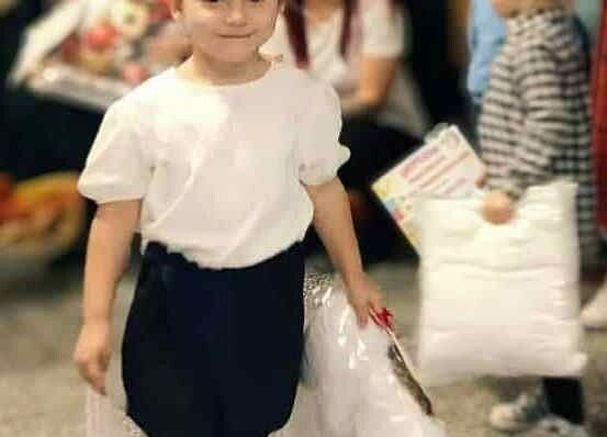 dziewczynka się uśmiecha