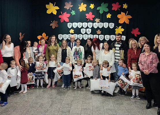 wspólne zdjęcie przy dekoracji