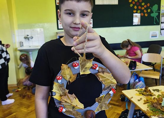 uczeń prezentuje swój wianek