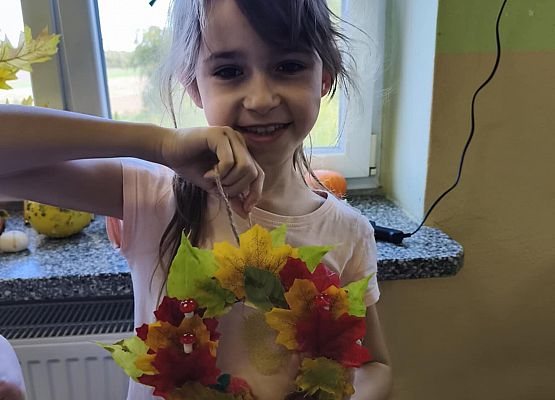 uczennica prezentuje wykonany wianek