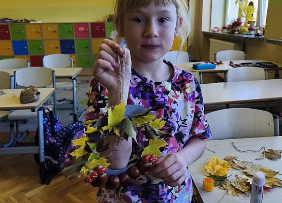 uczennica prezentuje wykonany wianek