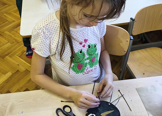 uczeń pracuje nad pająkiem