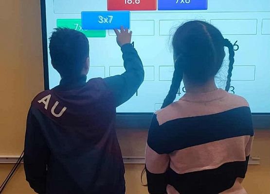 uczeń wykonuje zadanie na monitorze