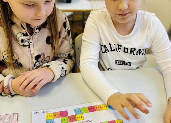 uczennice wykonują zadanie