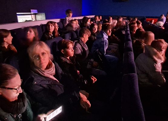 uczniowie w trakcie spektaklu